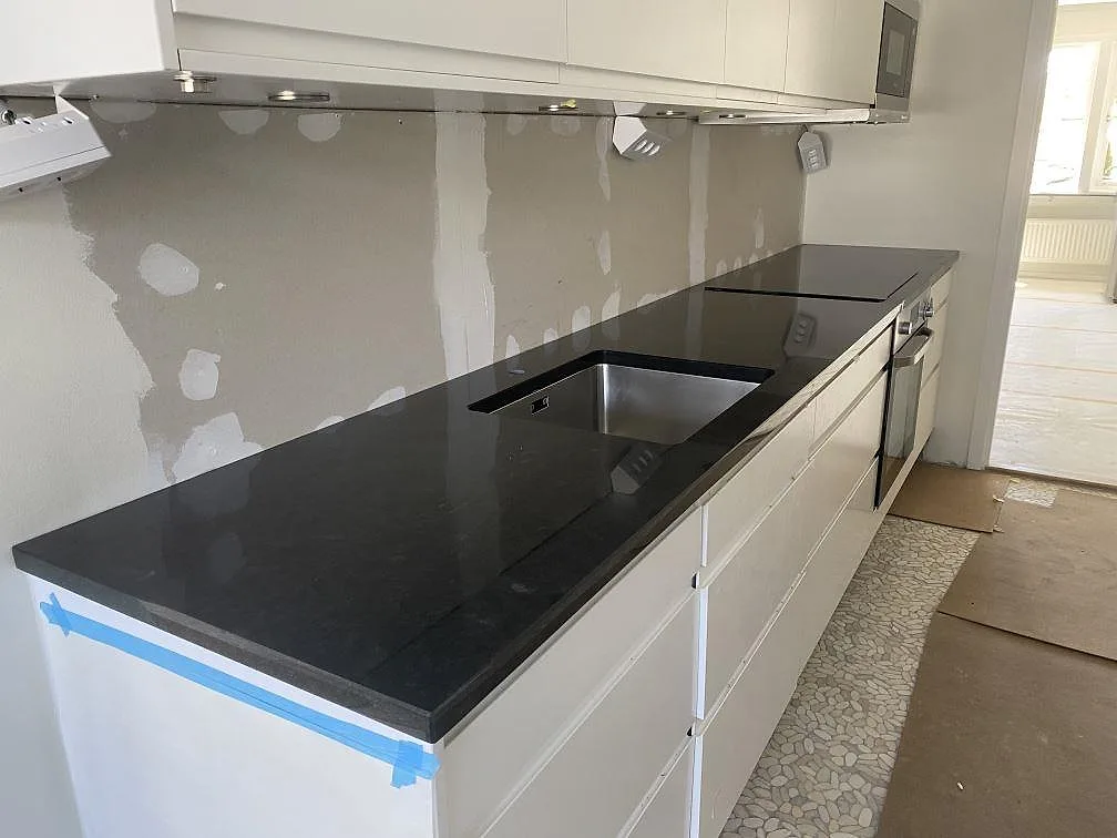 Køkkenbordplade i Nero Assoluto-granit, Täby – billede 3