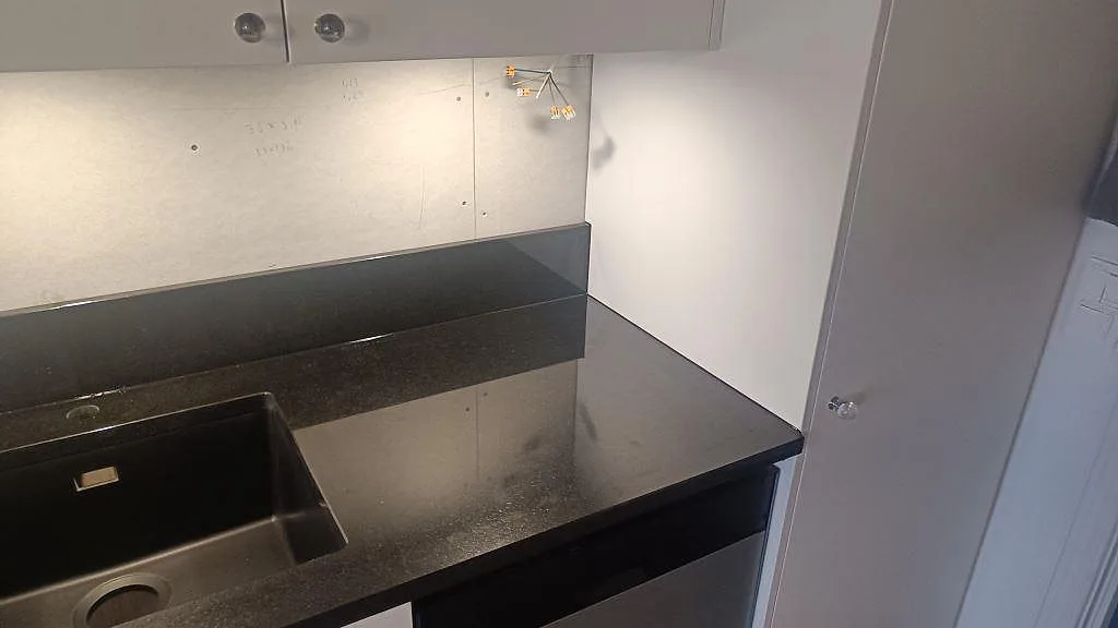 Køkkenbordplade i Nero Assoluto, Tibro – billede 6