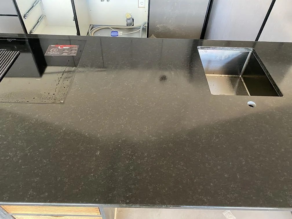 Køkkenbordplade i Nero Assoluto, Töllsjö – billede 2