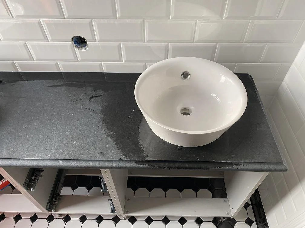 Bordplade i Nero Assoluto, trelleborg – billede 2