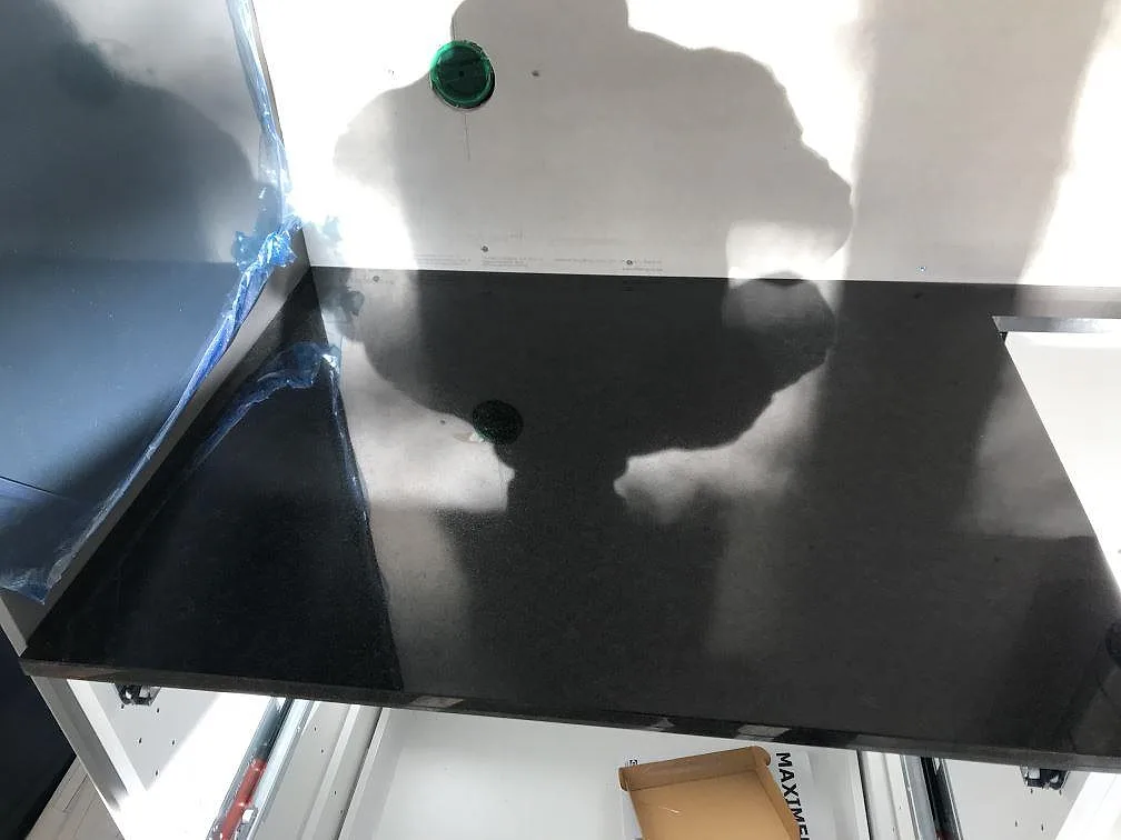Køkkenbordplade i Nero Assoluto, Trensum – billede 6