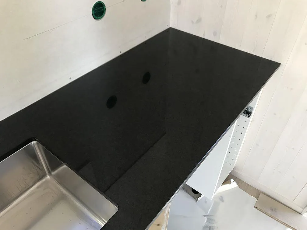 Køkkenbordplade i Nero Assoluto, Trensum – billede 4