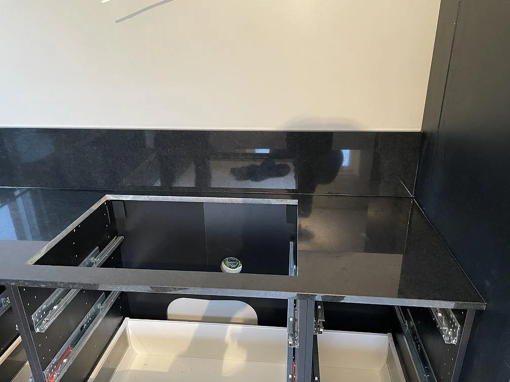 Køkkenbordplade i Nero Assoluto, Väring – billede 4