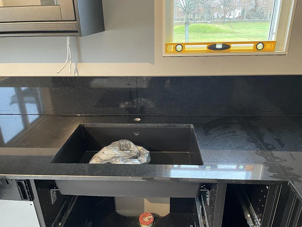 Køkkenbordplade i Nero Assoluto, Väring – billede 4