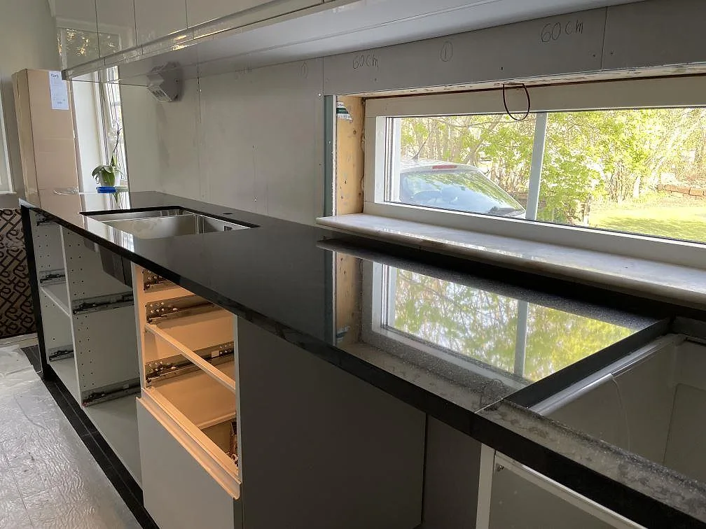 Køkkenbordplade i Nero Assoluto, Västerås – billede 2