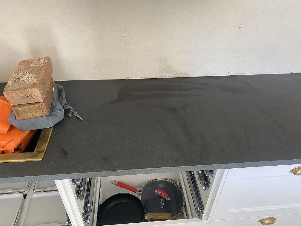 Køkkenbordplade i Nero Assoluto, Västerlanda – billede 2