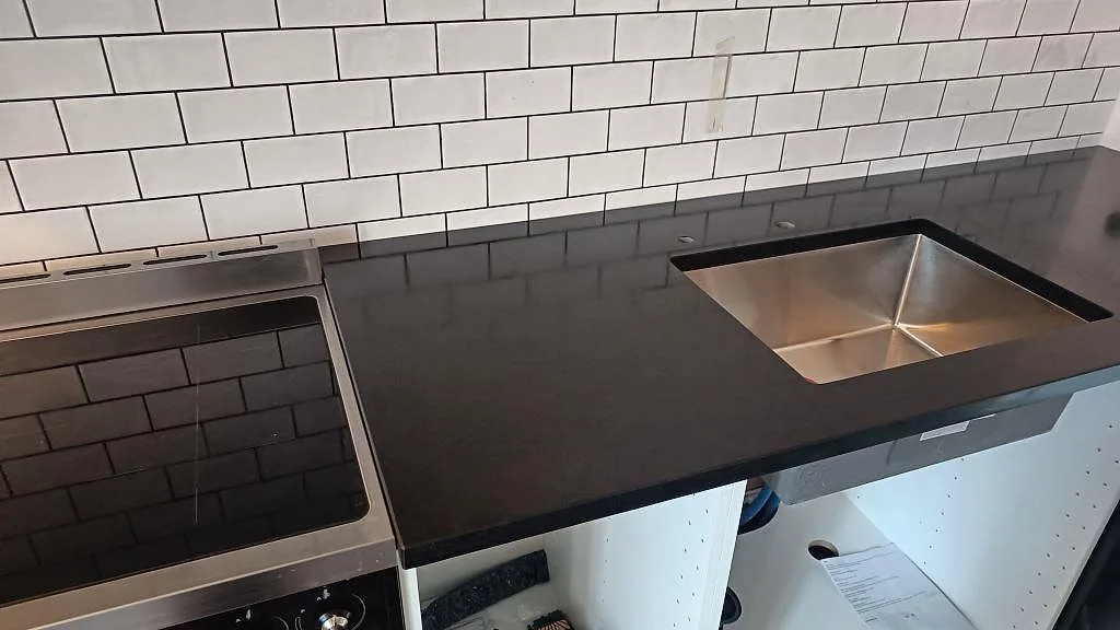 Køkkenbordplade i Nero Assoluto, Ystad – billede 5