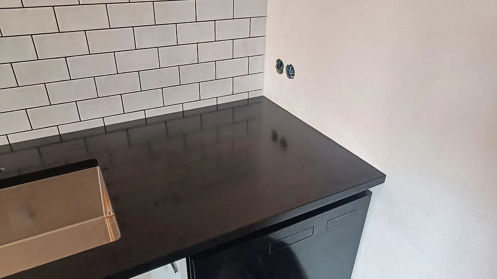 Køkkenbordplade i Nero Assoluto, Ystad – billede 7