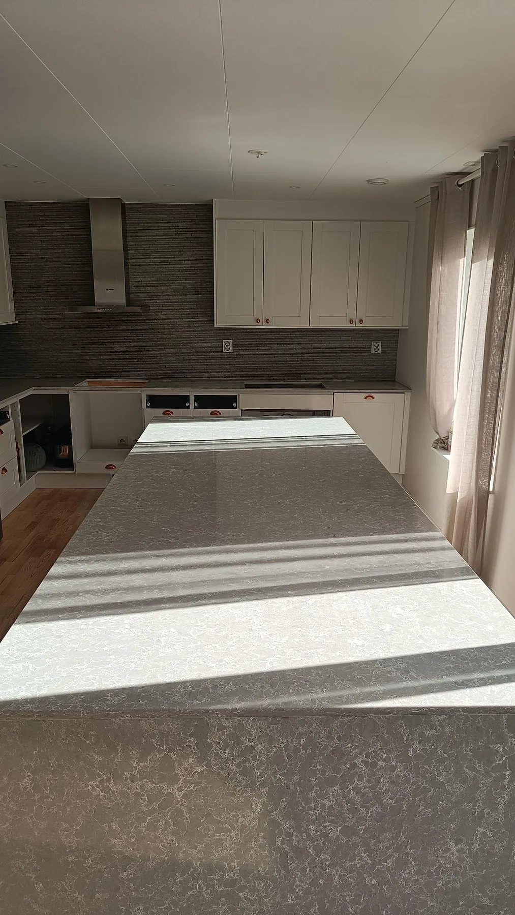 Køkkenbordplade i Technistone Noble Olympos Mist, Glumslöv – billede 2