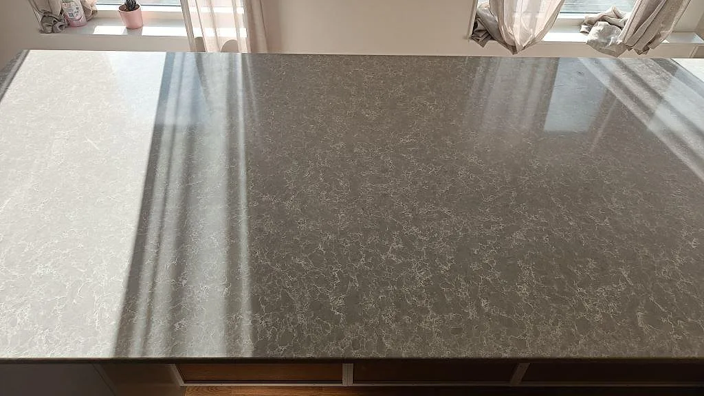 Køkkenbordplade i Technistone Noble Olympos Mist, Glumslöv – billede 5