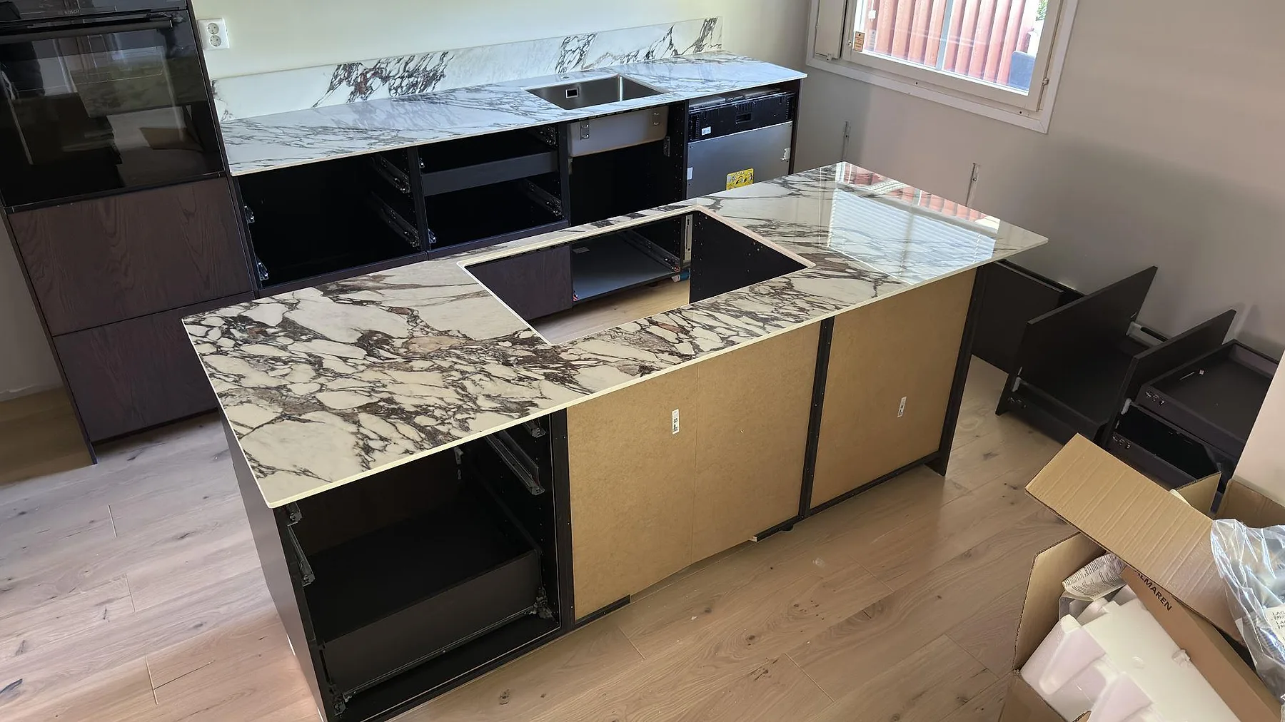 Køkkenbordplade i Nuovo Corso Arabescato Viola, Vällingby – billede 2
