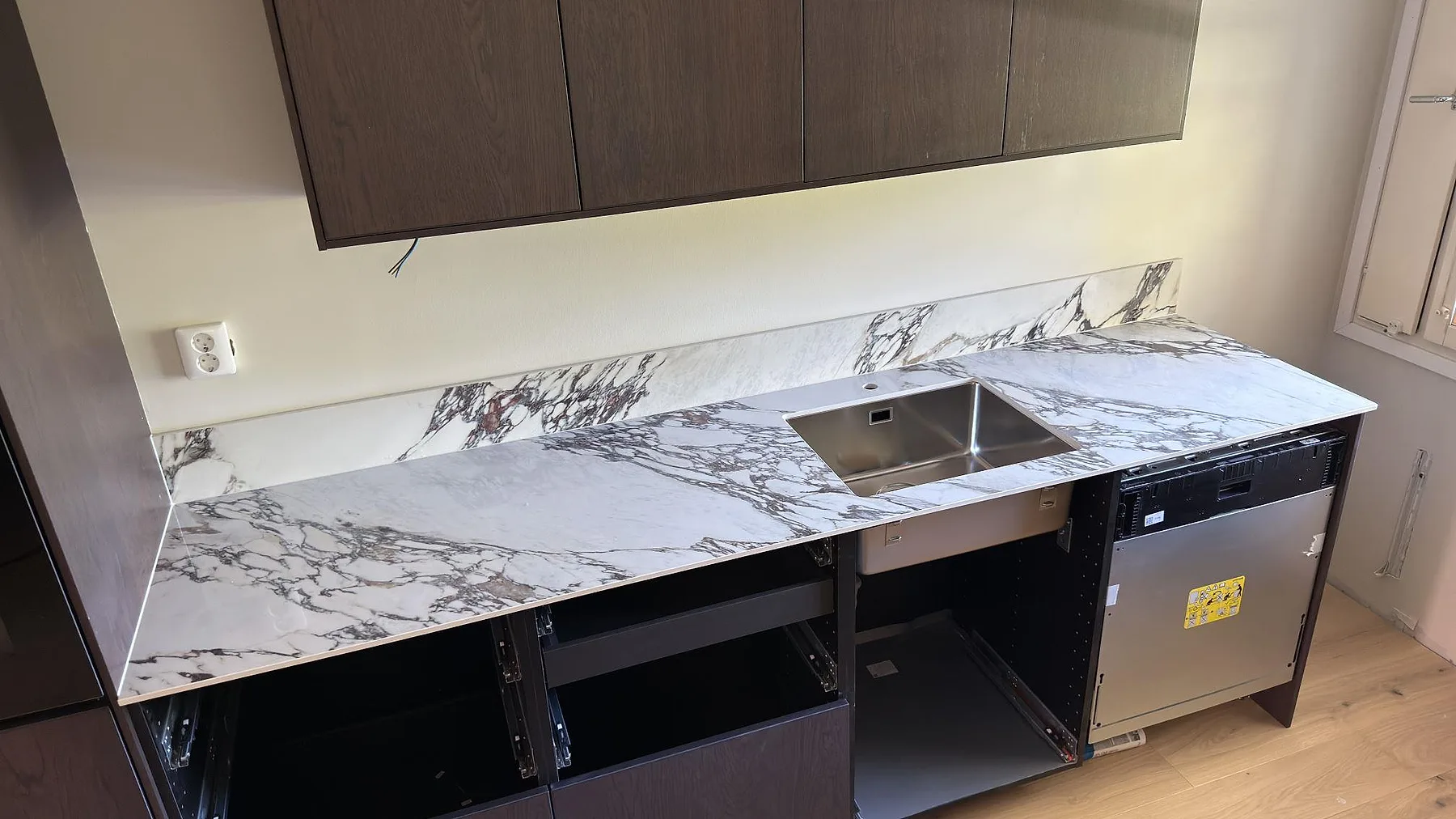Køkkenbordplade i Nuovo Corso Arabescato Viola, Vällingby – billede 3