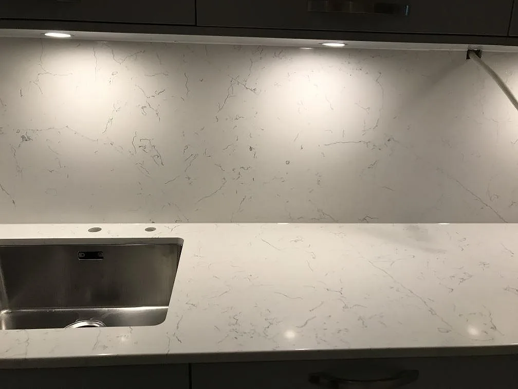 Køkkenbordplade i Quarella Bianco Saturno, Genarp – billede 2