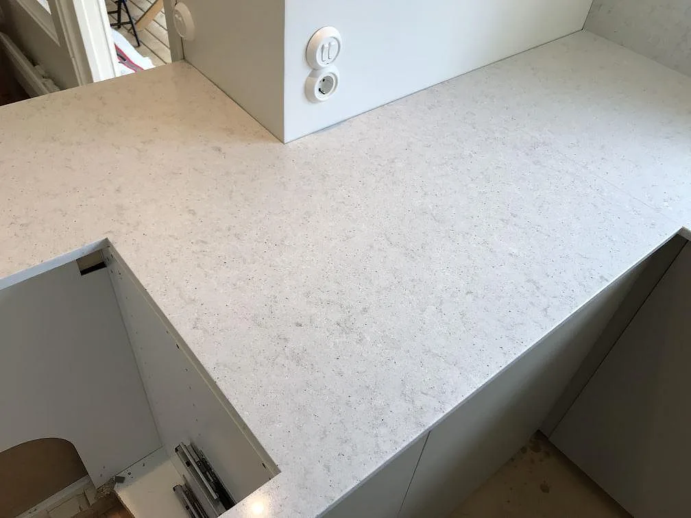 Køkkenbordplade i Quarella Bianco Savoia, Beddingestrand – billede 2