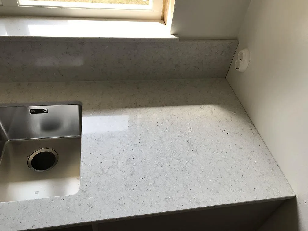 Køkkenbordplade i Quarella Bianco Savoia, Beddingestrand – billede 5