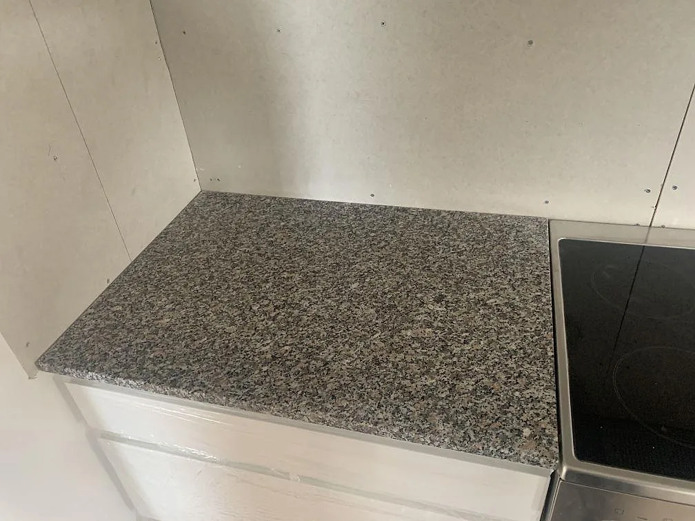 Køkkenbordplade i Rosa Beta, Grevie