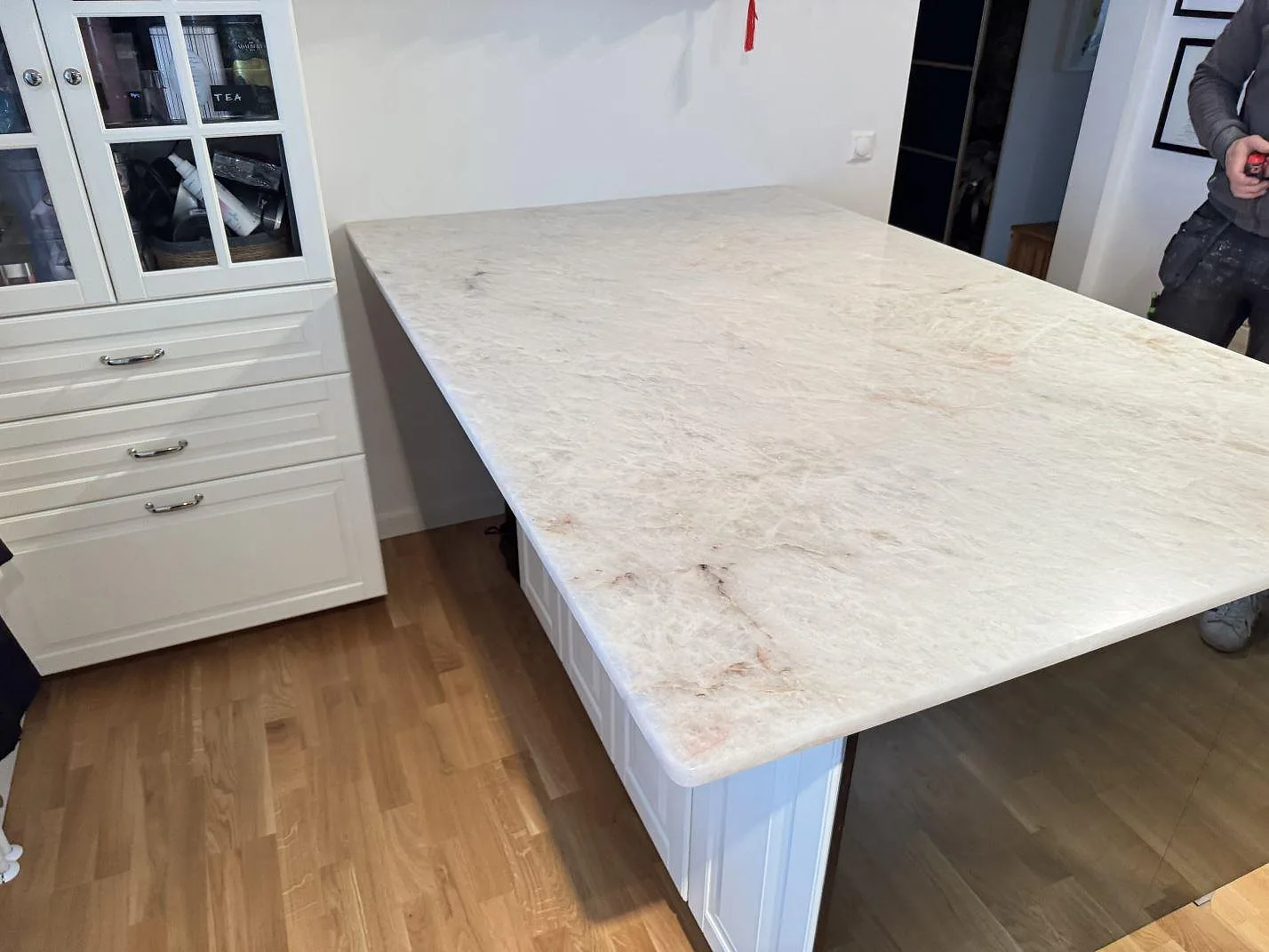 Stor køkkenbordplade i poleret Rosa Beta granit på vita köksstommar i Malmö.