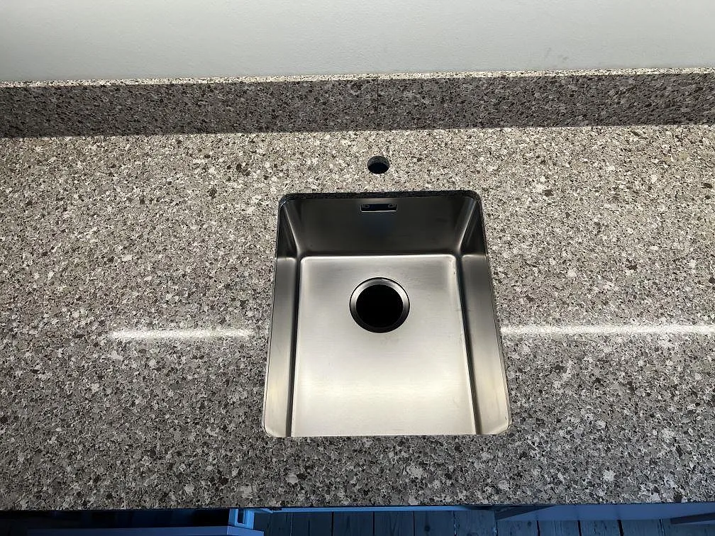 Køkkenbordplade i Silestone Alpina White, Göteborg – billede 3