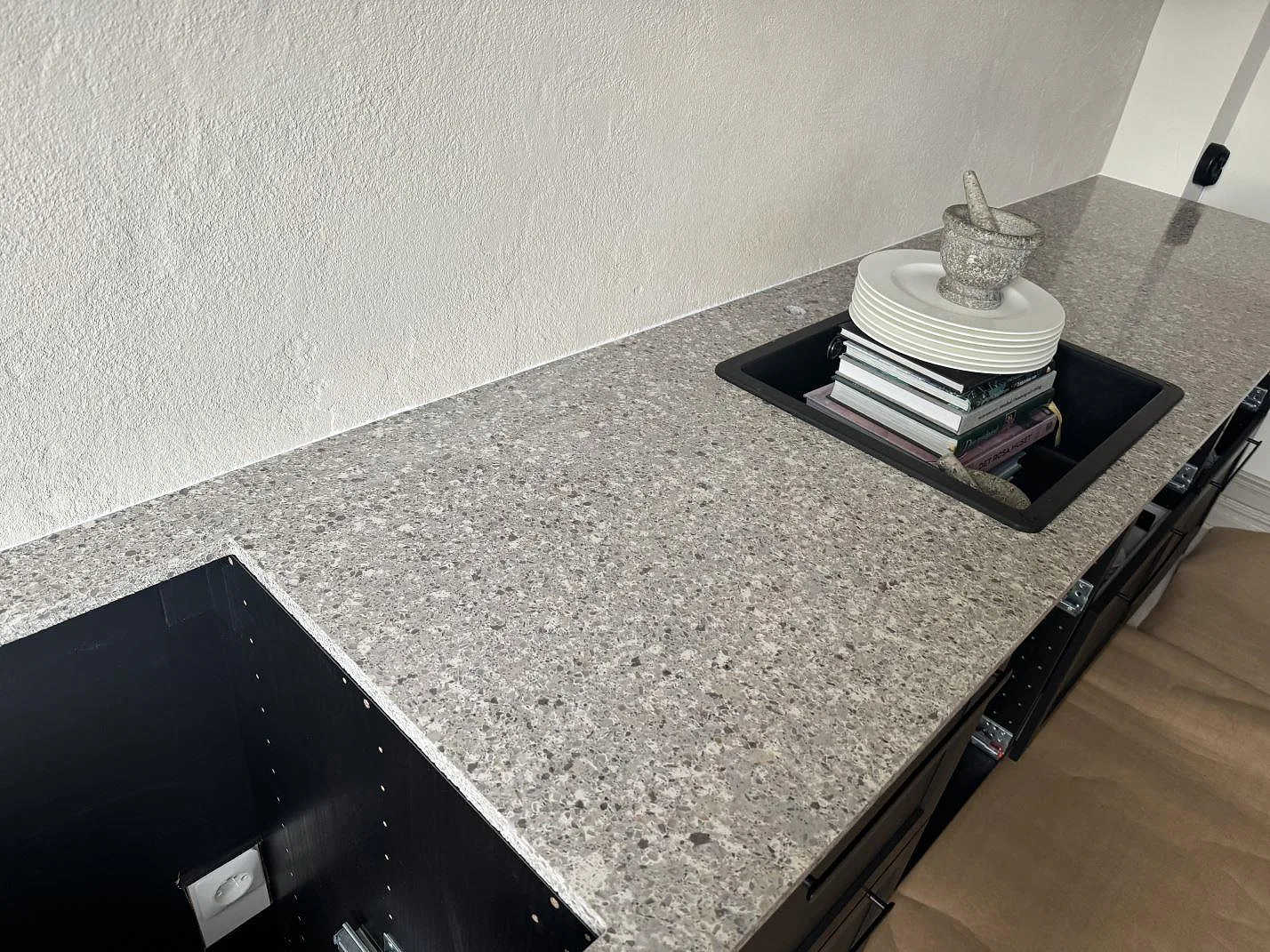 Køkkenbordplade i 20 mm poleret Silestone Alpina White med gråvit kvartskomposit og öppna udskæring i ett køkken i Limhamn.