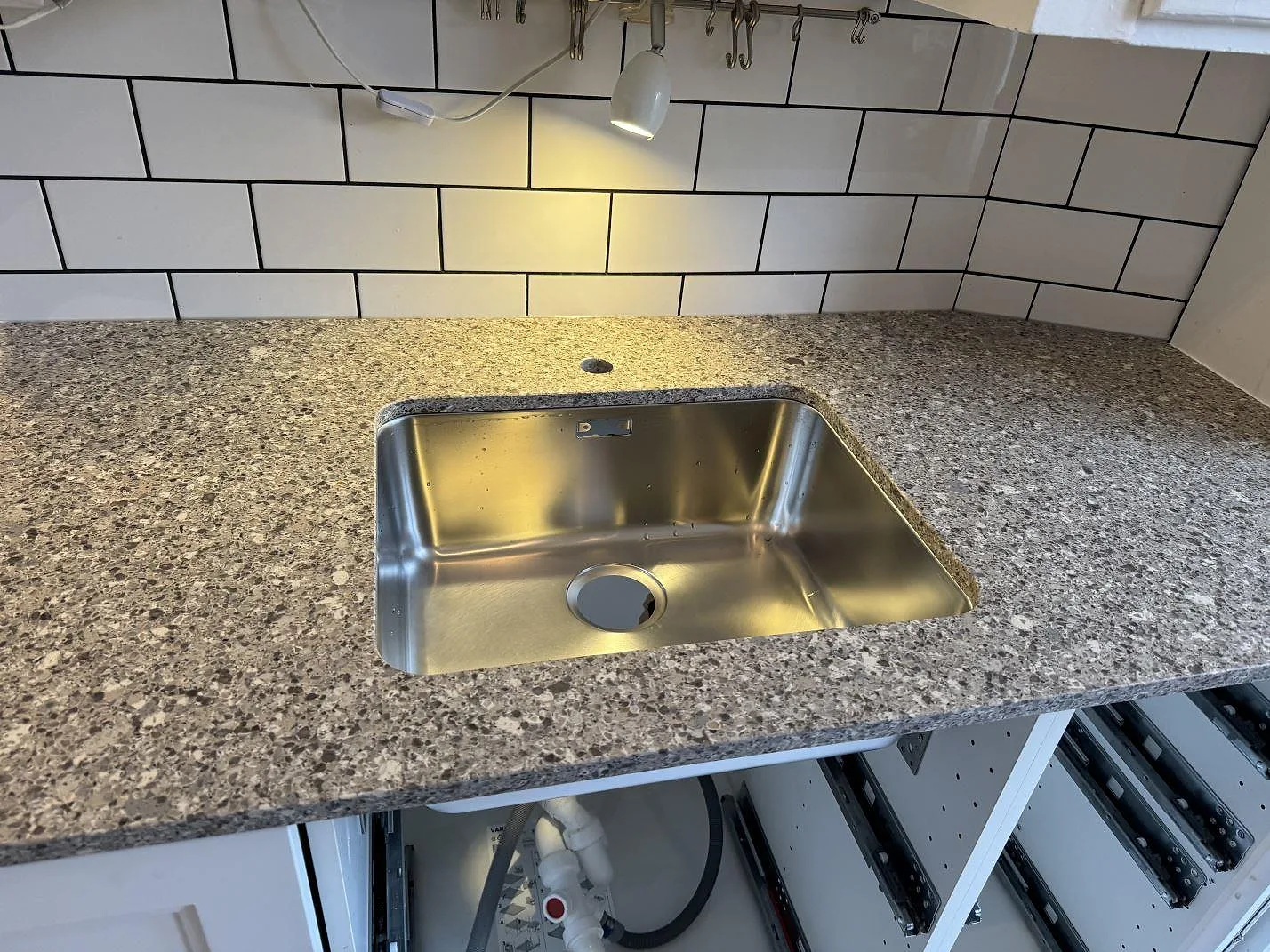 Køkkenbordplade i Silestone Alpina White, Malmö – billede 3