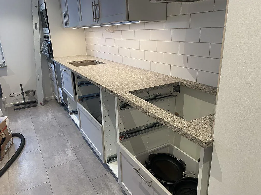 Køkkenbordplade i poleret Silestone Alpina White, 30 mm komposit, i ett køkken under montering i Malmö.