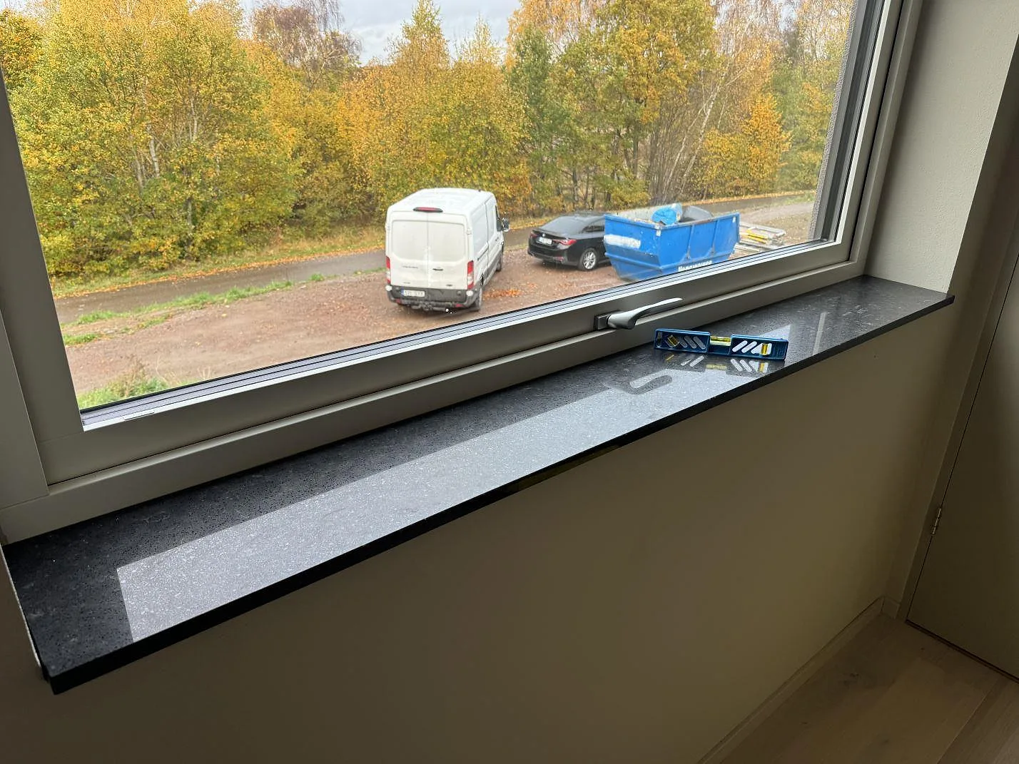 Vindueskarm i mørk poleret Silestone Arden Blue, 20 mm komposit, monteret under ett stort vindue i Ängelholm.