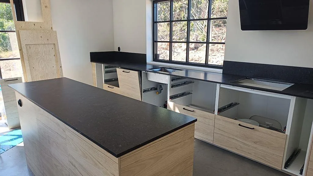 Gennemført projekt: Køkkenbordplade i Silestone Arden Blue, Smedstorp.