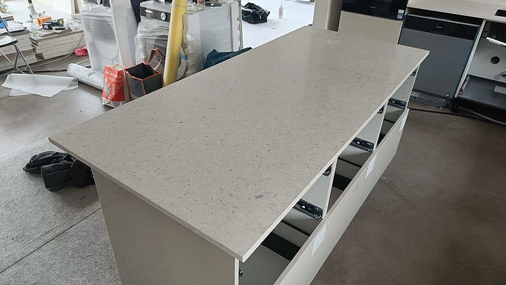 Køkkenbordplade i Silestone Bianco River, Ytterby – billede 2