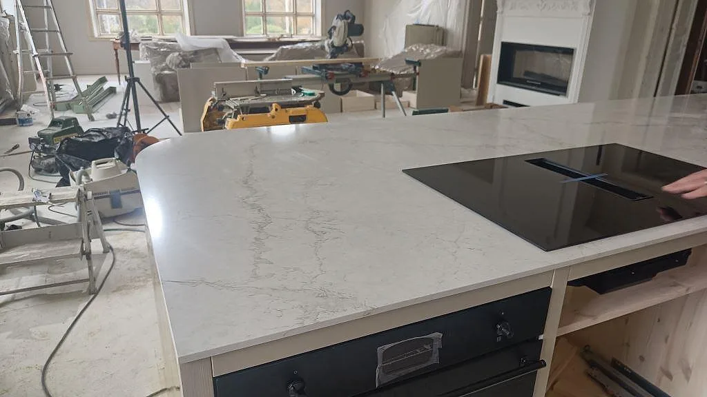 Køkkenbordplade i Silestone Blanc Elysee, Allerum – billede 2