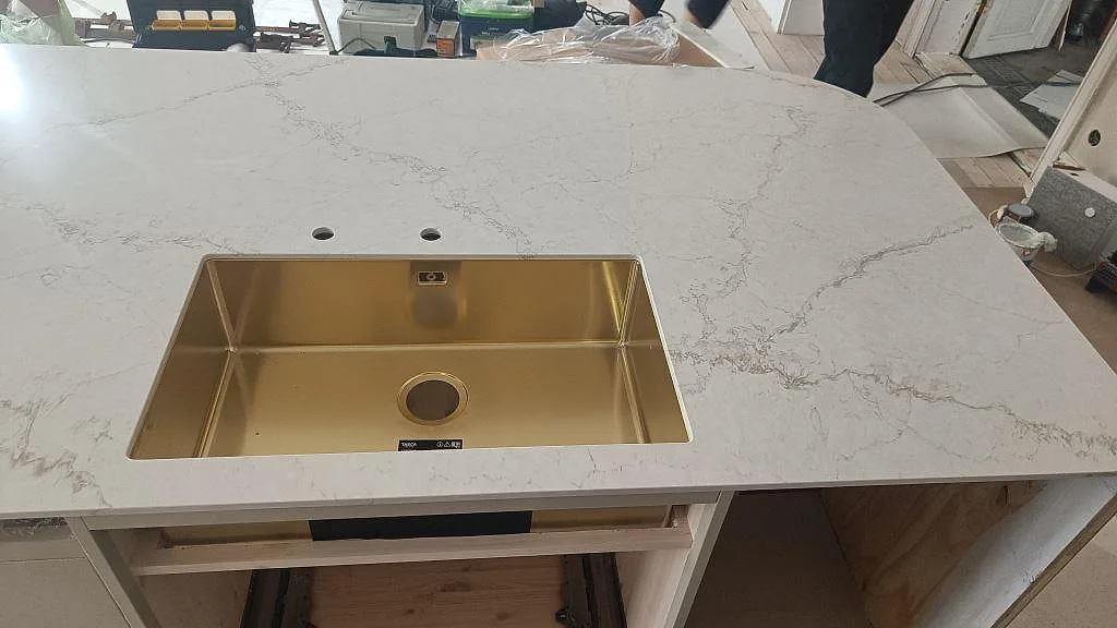 Køkkenbordplade i Silestone Blanc Elysee, Allerum – billede 3