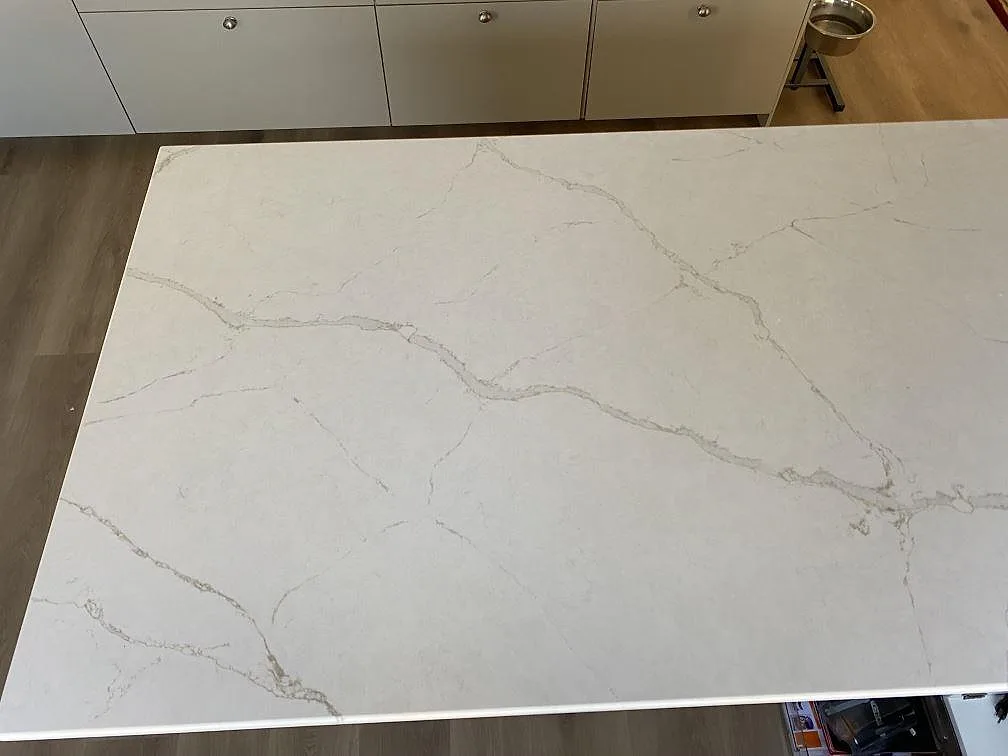 Køkkenbordplade i Silestone Blanc Elysee, Vinslöv – billede 8