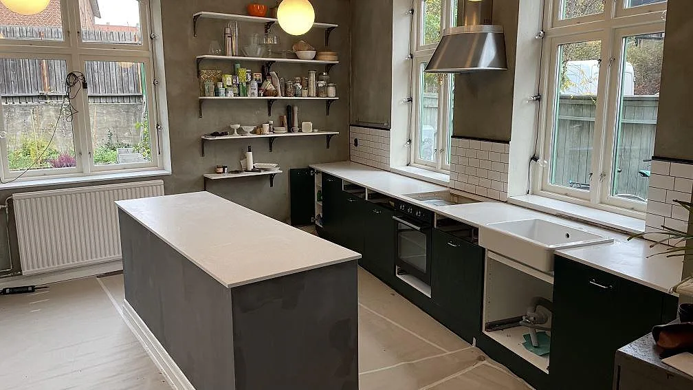 Køkkenbordplade og køkkenø i hvid Silestone Blanco Maple 14 kvartskomposit med mat overflade, monteret under montering i ett køkken i Malmö.