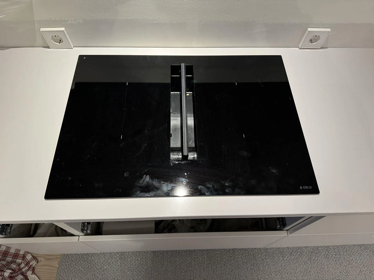 Närbild af induktionshäll monteret i poleret hvid Silestone Blanco Zeus Extreme køkkenbordplade i Limhamn.