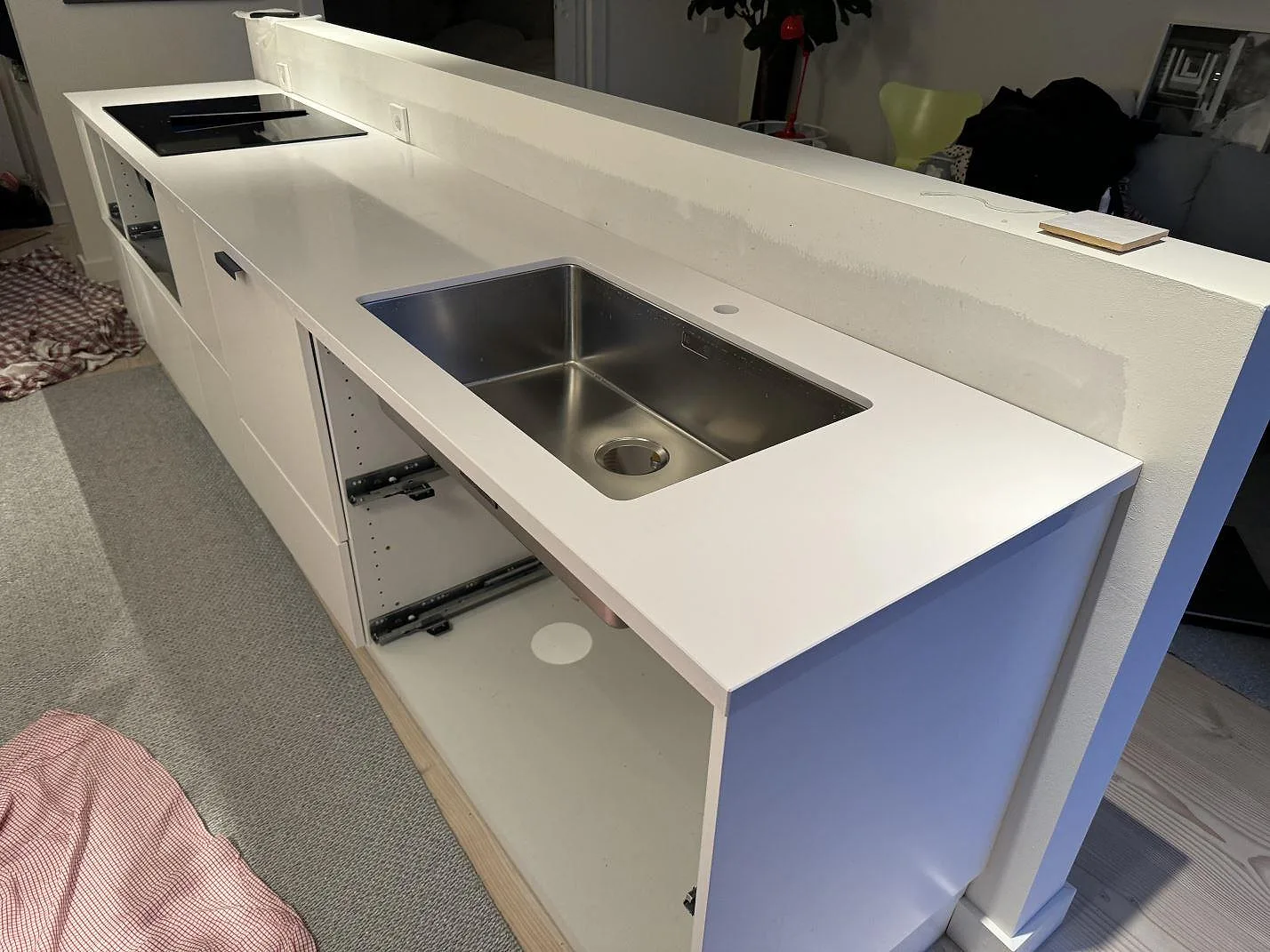 Køkkenbordplade i hvid Silestone Blanco Zeus Extreme, poleret komposit, med underlimmad rostfri vask og induktionshäll i Limhamn.