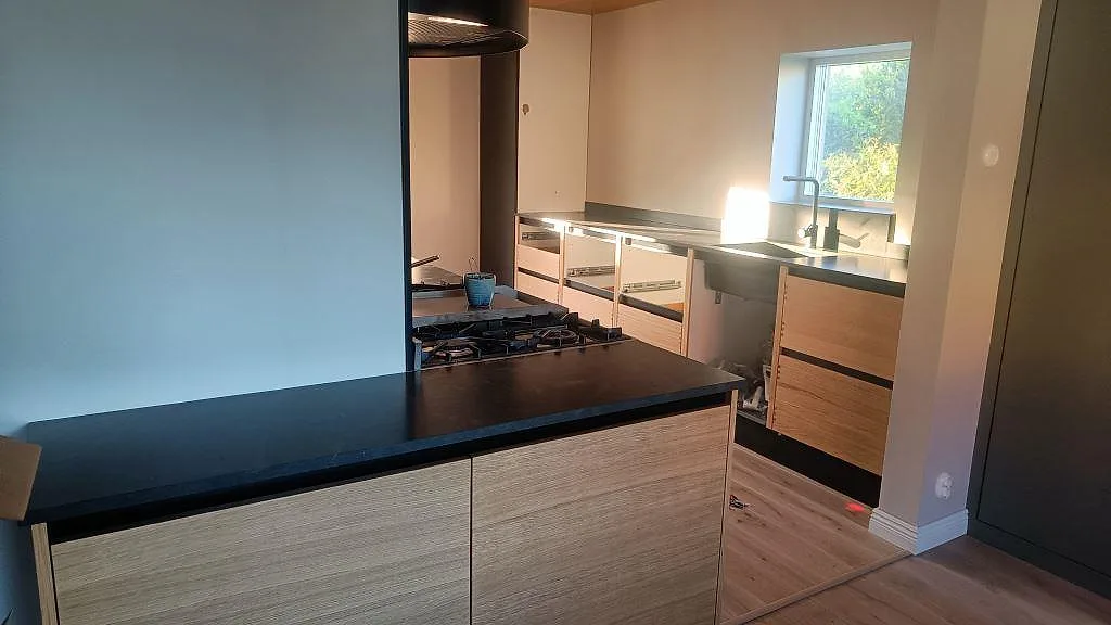 Gennemført projekt: Køkkenbordplade i Silestone Bohemian Flame, Kävlinge.