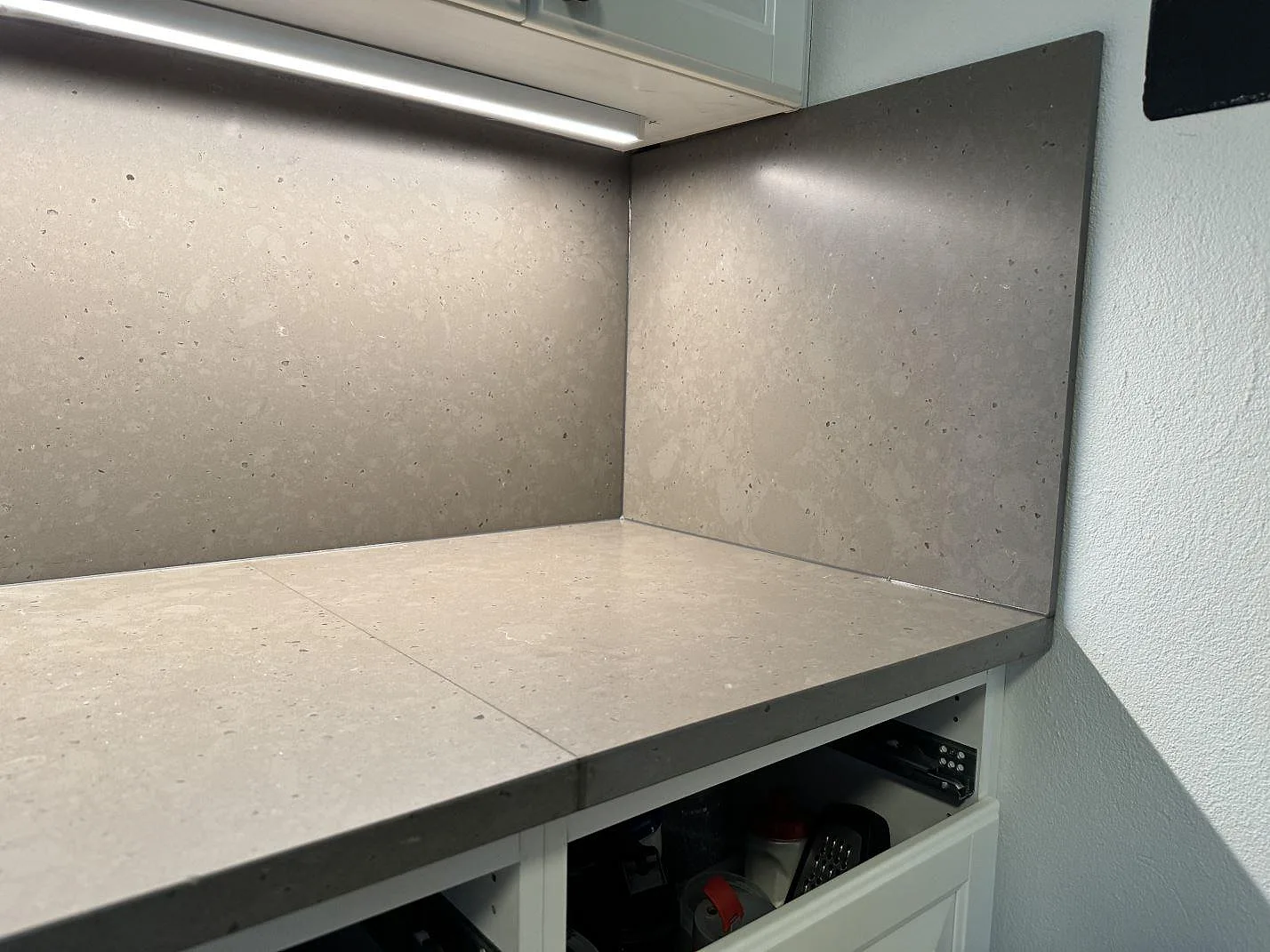Køkkenbordplade i Silestone Brass relish, Vinslöv – billede 4