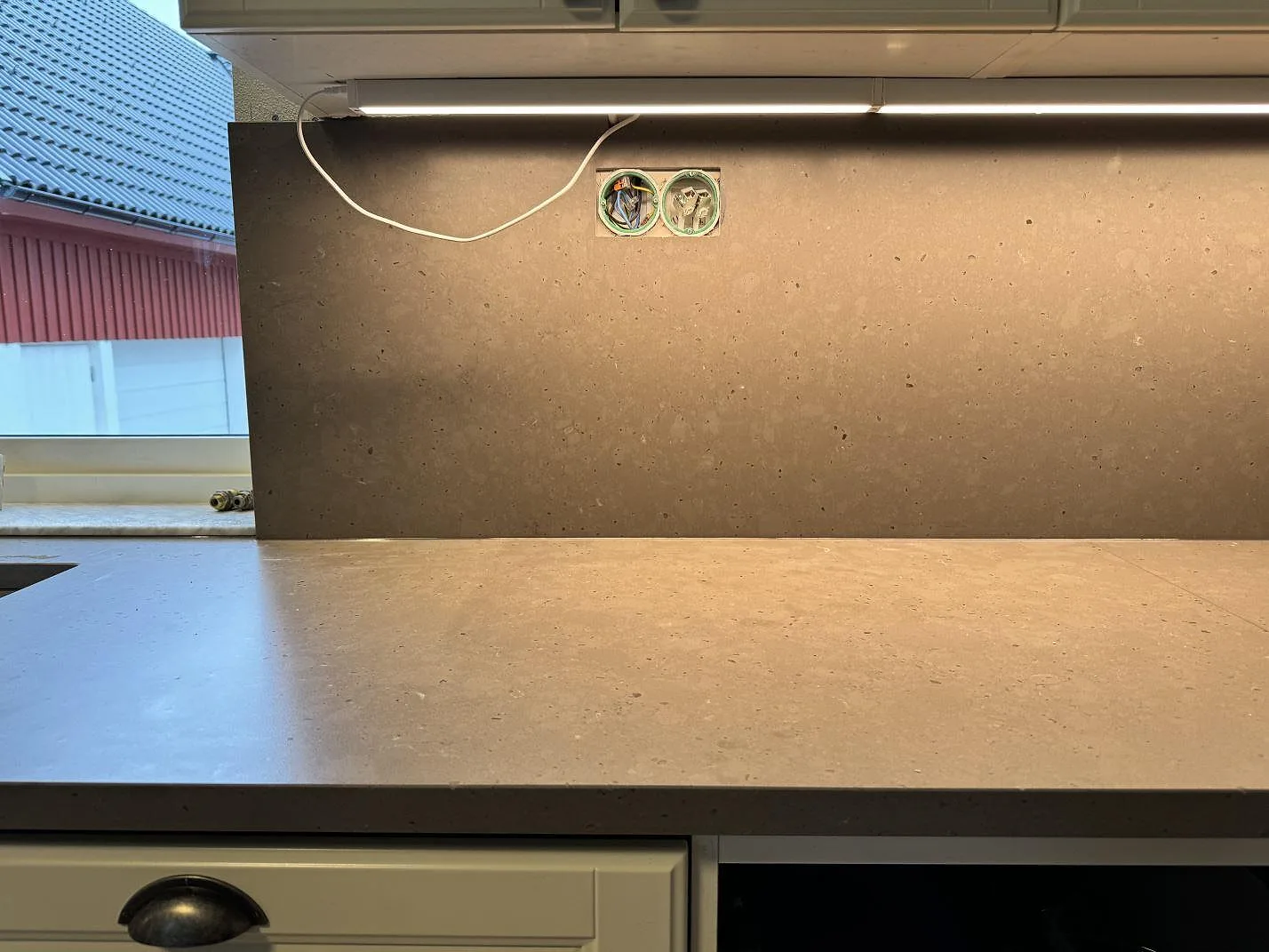 Køkkenbordplade i Silestone Brass relish, Vinslöv – billede 3