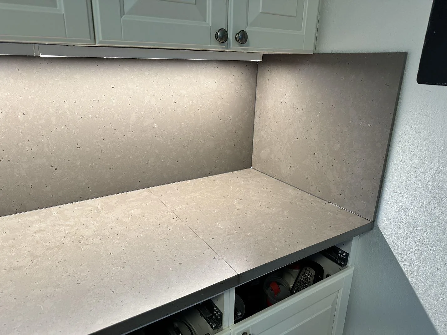 Køkkenbordplade i Silestone Brass relish, Vinslöv – billede 2