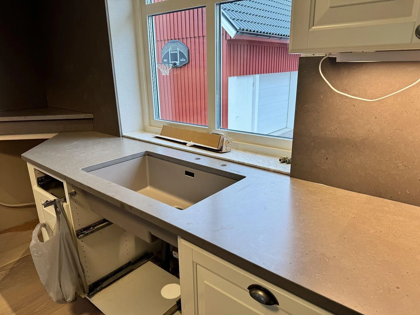 Gennemført projekt: Køkkenbordplade i Silestone Brass relish, Vinslöv.