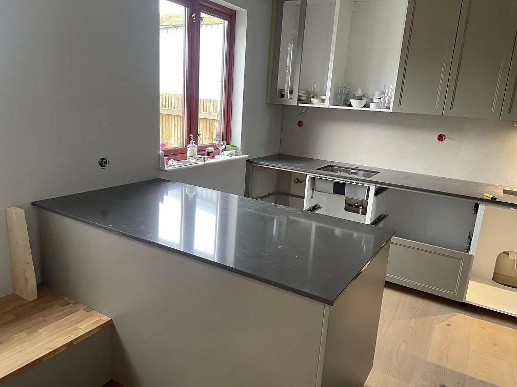 Gennemført projekt: Køkkenbordplade i Silestone Calypso, Vintrie.