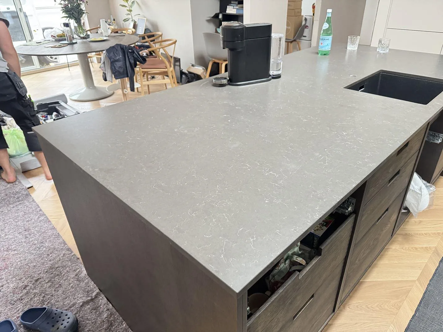 Køkkenø med Bordplade i grå kvartskomposit Silestone Calypso, mat Mocka, med sort vask i ett køkken i Virum.