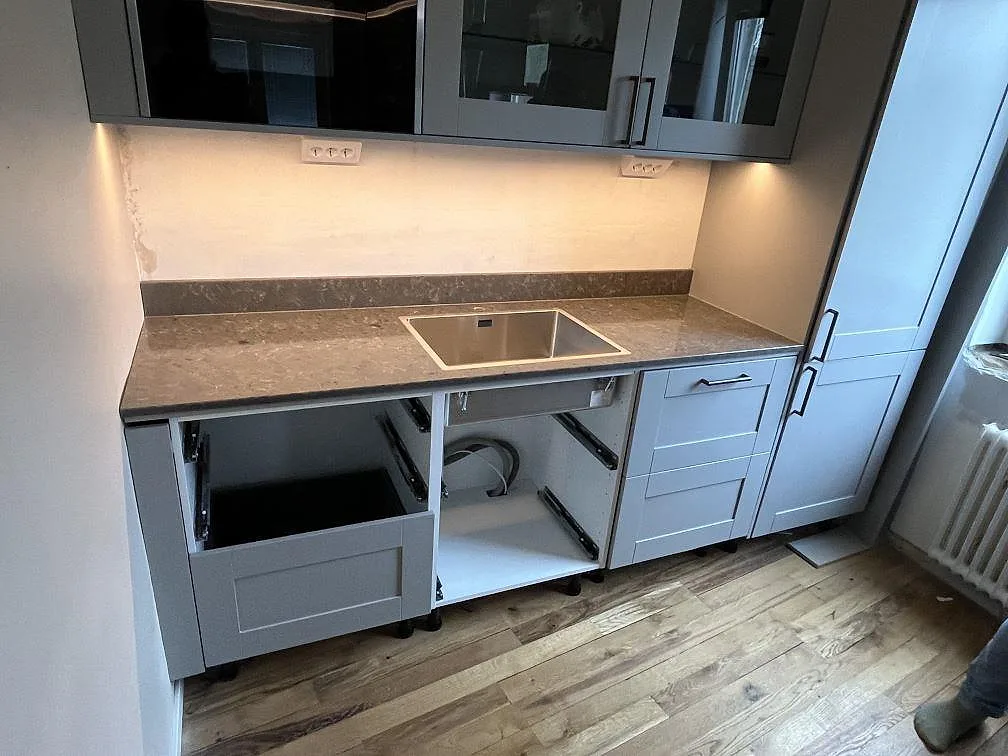 Køkkenbordplade i poleret kvartskomposit, Silestone Copper Mist, med stänkkant og rostfri vask i ett køkken i Arboga.