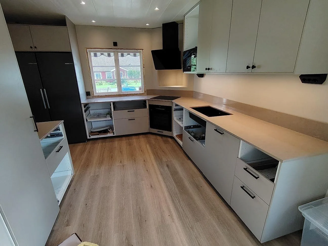 Gennemført projekt: Køkkenbordplade i Silestone Coral Clay, Avesta.