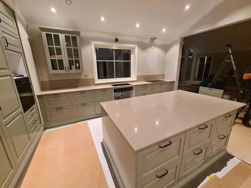 Køkkenbordplade i Silestone Coral Clay, Enköping