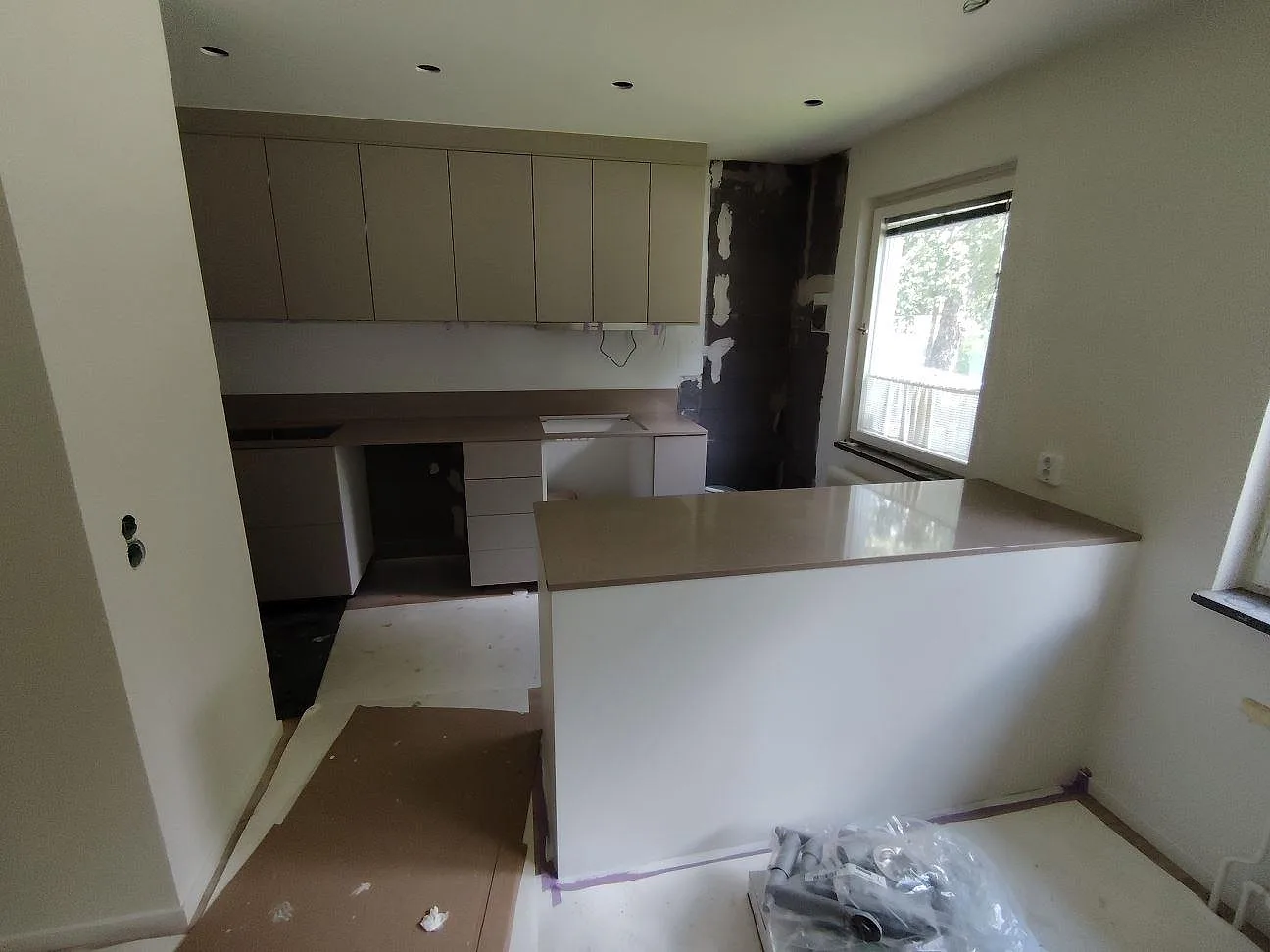 Gennemført projekt: Køkkenbordplade i Silestone Coral Clay, Enskede.