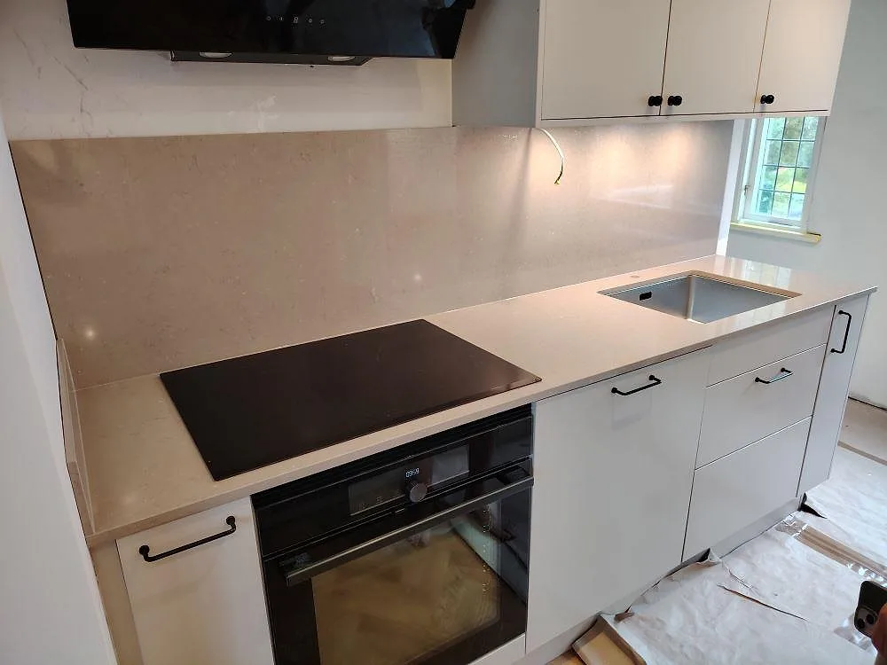 Gennemført projekt: Køkkenbordplade i Silestone Coral Clay, Enskede.