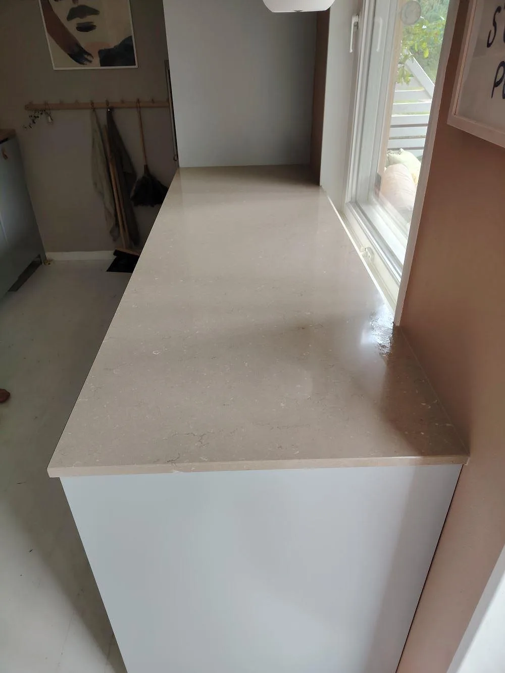 Gennemført projekt: Køkkenbordplade i Silestone Coral Clay, Enskede.