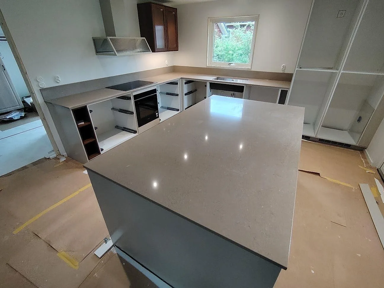 Gennemført projekt: Køkkenbordplade i Silestone Coral Clay, Eskilstuna.