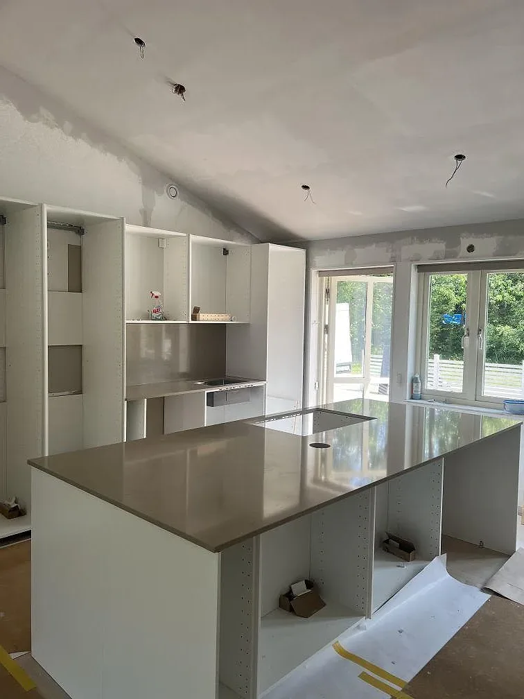Gennemført projekt: Køkkenbordplade i Silestone Coral Clay, Färjestaden.