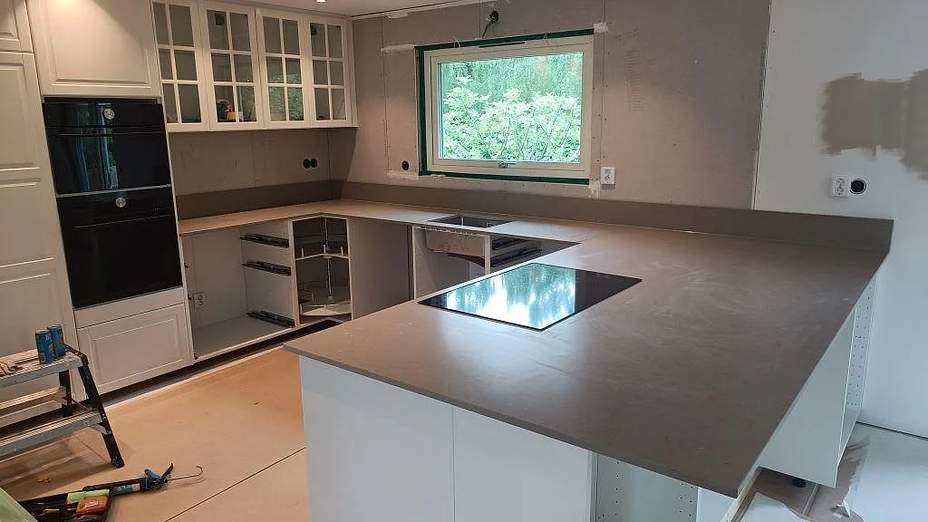 Gennemført projekt: Køkkenbordplade i Silestone Coral Clay, Kalmar.